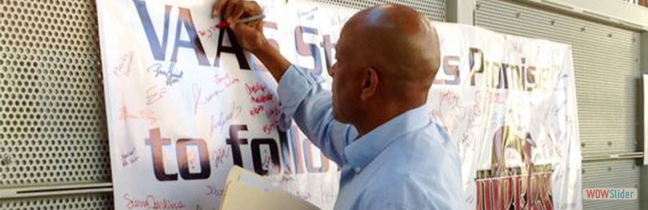 Ronnie Lott signs the #DigCitLA banner to pledge his support 